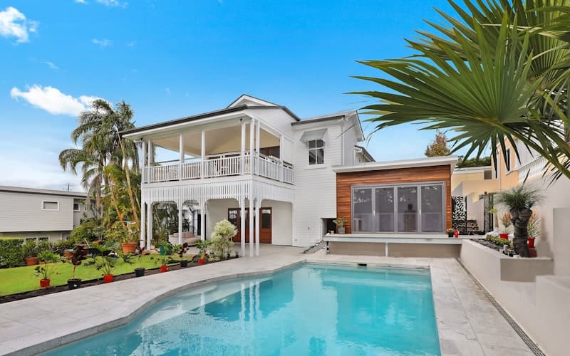 Belle maison moderne avec jardin